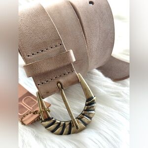 🇨🇦 Brave Leather Collection - Beige Leather with Gold Deco